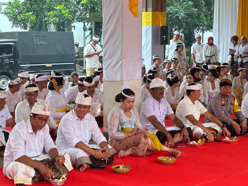 Bapak Perbekel beserta perangkat Menghadiri undangan karye genteng linggih pedudusan agung ring kantor kejaksaan tinggi Badung